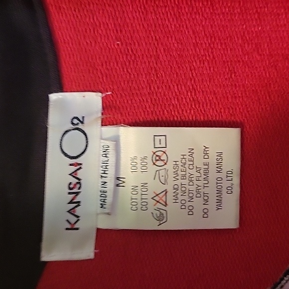 Fabulous vintage sequined tiger in black, gold and white on a red cotton jacket. - Picture 4 of 5